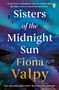 Text: "Sisters of the Midnight Sun", "Fiona Valpy". Fjordlandschaft unter Nordlichtern, Boot, Steg.