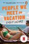"People We Meet on Vacation" von Emily Henry. Zwei Personen entspannen am Strand. Netflix-Logo unten rechts.