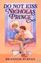 "DO NOT KISS NICHOLAS PRINCE". Zwei junge Männer sitzen in einer gemütlichen Fensterbank, umgeben von sanften Farben.
