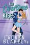 "The Overtime Kiss. Love and Hockey Book 5. Lauren Blakely. Ein Paar in Hockeykleidung und Kleid umarmt sich auf dem Eis."