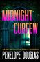 „MIDNIGHT CURFEW“ oben, „PENELOPE DOUGLAS“ unten vor einem gotischen Torbogen, umgeben von Pflanzen., Buch
