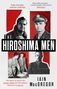 "THE HIROSHIMA MEN" in großen Buchstaben, darüber Zitate. Schwarz-Weiß-Fotos von Männern, darunter IAIN MacGREGOR.