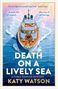 „Death on a Lively Sea“, „A yacht full of suspects...“, Yacht mit Figuren auf offenem Meer bei Sonnenuntergang, Buchcover., Buch