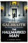 Text: "Robert Galbraith, The Number One Bestseller, The Hallmarked Man, A Strike Novel."  
Zwei Personen betreten ein beleuchtetes Gebäude., Buch