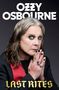 Texte: "OZZY OSBOURNE", "LAST RITES". Person mit langen Haaren, schwarz geschminkten Augen, trägt Ringe und roten Schal.