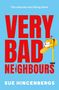 „The suburbs are killing them. VERY BAD NEIGHBOURS“ in großen roten Buchstaben. Illustration: blutiger Briefkasten.