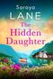 Oben steht "Soraya Lane" und "The Hidden Daughter". Ein See, Berge, Häuser, ein Boot und bunte Blumen sind zu sehen.