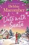 "A Date with Santa" von Debbie Macomber. Winterlandschaft, Paar vor schneebedecktem Haus mit Lichtern und Tannenbäumen.