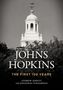"JOHNS HOPKINS: THE FIRST 150 YEARS" in weißen Buchstaben vor einem Turm, umgeben von Bäumen., Buch