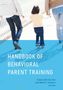 "Handbook of Behavioral Parent Training" und Herausgeber. Ein Kind geht zwischen zwei Erwachsenen, alle halten sich an den Händen., Buch