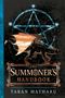 "The Summoner's Handbook" steht in der Mitte, mit einem Drachen und einem großen Pentagramm im Hintergrund.