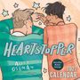 "HEARTSTOPPER", "Alice Oseman", "2027 CALENDAR". Zwei Personen, eine in Streifen, die andere in Karos, von hinten gezeichnet.