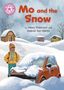 „Mo and the Snow“ von Hilary Robinson und Gabriel San Martin. Illustration: Kind im Schnee vor Auto und Häusern.