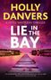 Text: "Holly Danvers, A Little White Lies Thriller, Lie in the Bay." Ein Holzsteg führt über einen See bei Sonnenuntergang., Buch