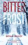 „Bitter Frost“ und „Bryan Gruley“ in großen Buchstaben, schneebedeckte Waldszene mit winterlicher Straße., Buch