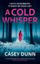 „Catch your breath. It might be your last. A Cold Whisper. Casey Dunn.“ Eine Person in einem roten Mantel im verschneiten Wald., Buch