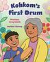 „Kohkom's First Drum“ von Monique Gray Smith, illustriert von Karlene Harvey. Zwei Figuren mit einer Trommel, bunte Blumenmuster., Buch