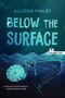 Text: Allison Finley, Below the Surface, Orca Noah Text. Eine Taschenuhr mit Kette liegt unter Wasser., Buch