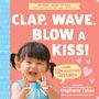 „CLAP, WAVE, BLOW A KISS!“ Text vor korallenfarbenem Hintergrund. Kind klatscht und lächelt. Links blaue Wörterleiste., Buch