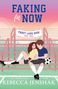 „FAKING FOR NOW“ und „FROST LAKE HIGH BOOK THREE“ stehen über einer Szene von zwei Jugendlichen auf Tribünen., Buch