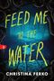 Text: "FEED ME TO THE WATER" und "CHRISTINA FERKO". Eine Hand ragt aus blauem Wasser, umgeben von Schlangen und Bäumen., Buch
