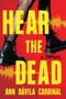 „HEAR THE DEAD“, „A Thriller“, „Ann Dávila Cardinal“. Schwarze Stiefel auf rotem Hintergrund., Buch