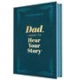Text: "Dad, I Want to Hear Your Story." Grünes Buch mit gelbem Schriftzug, dekorativen Linien und blauer Verzierung an der Buchkante.