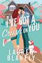 Text: "I've Got a Crush on You" von Lauren Blakely. Illustration: Ein Paar küsst sich vor einem Haus, ein Hund dabei.