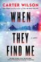 Texte: "CARTER WILSON", "WHEN THEY FIND ME", "A NOVEL". Verschneite Landschaft mit einem dunklen, einsamen Haus., Buch