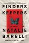 "Finders Keepers," "A Novel," "Natalie Barelli," Zitat von Freida McFadden. Rotes Buch mit blauem Schmetterling.