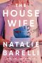 "The Housewife: A Novel" von Natalie Barelli. Eine Frau in einer rosa Schürze hält blaue Tassen auf Tellern., Buch