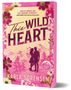 "This Wild Heart" von Karla Sorensen; Zitat von Amy Daws. Cover in Rosa, mit Paar und Berge. Blumen und Würfel als Dekoration., Buch