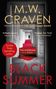 "M.W. Craven", "Black Summer", Gewinner des 2019 CWA Gold Dagger Award. Ein langer Korridor mit rotem Teppich und einer Gestalt., Buch