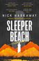Texte: "'Teeming with memorable characters' SUNDAY TIMES", "Nick Harkaway", "SLEEPER BEACH". Illustration: Leuchtturm vor Bergen.