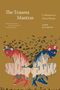 Text: „The Trauma Mantras“, „A Memoir in Prose Poems“, „Adrie Kusserow“. Illustrationen: Zwei Figuren, Schmetterlinge.