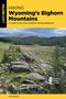 HIKING Wyoming's Bighorn Mountains. Berglandschaft mit Felsen und dichter Tannenbewaldung im Vordergrund., Buch
