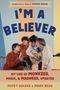 "CELEBRATING 60 YEARS OF MONKEE MANIA! I'M A BELIEVER. MY LIFE OF MONKEES, MUSIC, & MADNESS, UPDATED. MICKY DOLENZ & MARK BEGO."  
Im Hintergrund sind vier Männer mit Instrumenten zu sehen., Buch