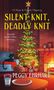 Texte: "Silent Knit, Deadly Knit", "Peggy Ehrhart", "’Twas the murder before Christmas". Ein Weihnachtsbaum, Kamin, ein Sofa mit einer Katze, Kekse und Milch.
