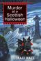 "Murder at a Scottish Halloween". Ein Hund mit Fledermausflügeln und Vampirumhang in einem nebligen Friedhof bei Vollmond.