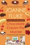 Titel: "Chocolate Cream Pie Murder". Autor: Joanne Fluke. Ein schwarzes Cover mit kleinem blauen Logo unten.