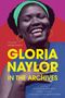 "Gloria Naylor In the Archives" steht in großen gelben Buchstaben. Eine fröhliche Frau mit grünem Stirnband lacht.