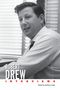 "ROBERT DREW INTERVIEWS" steht in großer Schrift. Ein Mann in Hemd sitzt vor einem Fenster mit Jalousien, schwarz-weiß., Buch