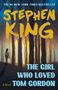 „THE GIRL WHO LOVED TOM GORDON“ von Stephen King. Ein Kind wandert durch einen düsteren Wald, Licht scheint durch die Bäume.