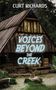"Voices Beyond the Creek" und "Curt Richards" auf einer Holzhütte im Wald mit Fässern und Eimer davor., Buch
