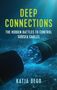 "DEEP CONNECTIONS: THE HIDDEN BATTLES TO CONTROL SUBSEA CABLES. KATJA BEGO." Darstellung eines Unterseekabels im Ozean.