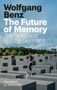 „Wolfgang Benz: The Future of Memory. The Holocaust and the Germans. Translated by Sarah Clift.“ Eine Person läuft über ein Denkmal mit vielen Betonblöcken. Im Hintergrund Bäume und ein Gebäude mit Fahne., Buch