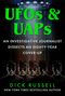 „UFOs & UAPs. An Investigative Journalist Dissects an Eighty-Year Cover-Up. Dick Russell. New York Times Bestselling Author.“  
Darunter Männer in Anzügen und Hüten, artifizielle Beleuchtung oben.
