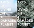 Titel: "Arts of Living on a Damaged Planet". Links ein nebliger Wald, rechts ein Netzwerk aus organischen Strukturen., Buch