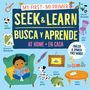 "Seek & Learn, Busca y Aprende", "At Home, En Casa". Illustration mit Kind, Hund, Möbeln, Spielzeug und Gegenständen.