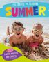 Celebrate the Seasons: Summer. Facts, Photos and Crafts. Zwei lachende Kinder am Strand mit Brillen im Wasser.